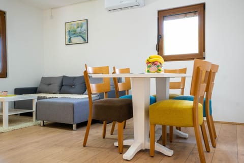 Living room, Seating area, Dining area, air conditioner