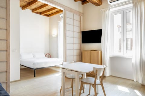 Bed, TV and multimedia, Living room, Seating area, Dining area