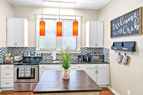 Kitchen or kitchenette, dishwasher, minibar