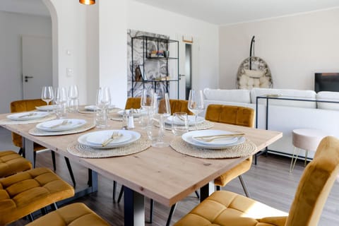 TV and multimedia, Living room, Seating area, Dining area
