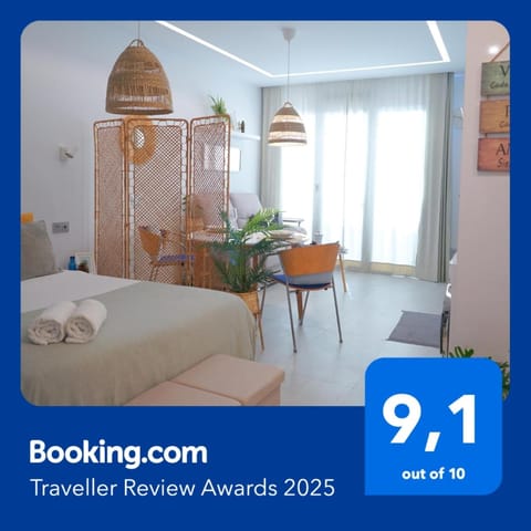 Bed, Living room, towels