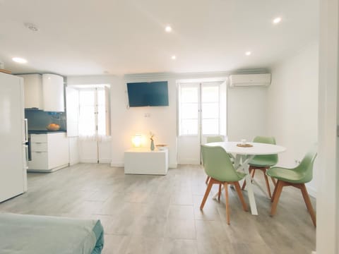 TV and multimedia, Kitchen or kitchenette, Seating area, Dining area
