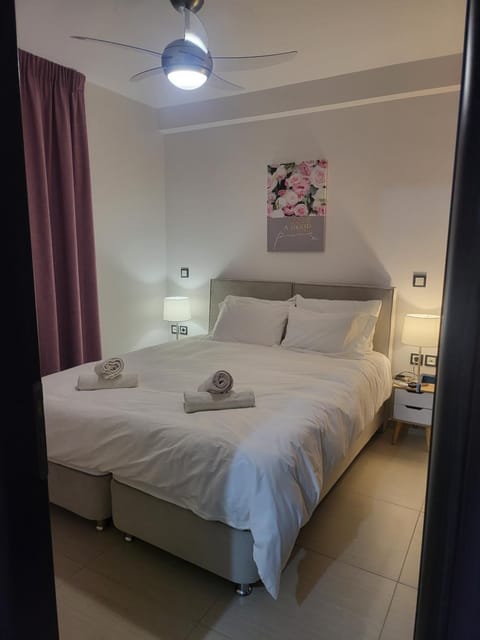 Bed, Photo of the whole room, Bedroom, fireplace, towels