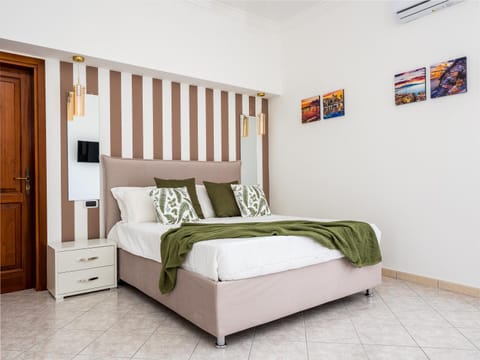 Bed, Photo of the whole room, air conditioner