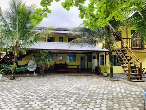 Property building, Patio, Restaurant/places to eat, Spring, Bed, Day, Garden, Bathroom, Lobby or reception, Beach, Bedroom, Garden view, Sea view, Drinks, Alcoholic drinks, Non alcoholic drinks, children, young children, older children, group of guests, Family, Parking, towels, wedding, air conditioner