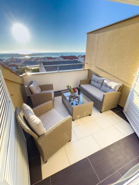 View (from property/room), Balcony/Terrace, Seating area