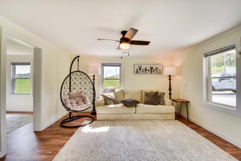 Cozy Fair Play Home with Deck 4 Mi to Lake Hartwell! House in Lake Hartwell