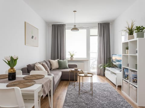 Bed, TV and multimedia, Living room, Photo of the whole room, Seating area, Dining area, Bedroom