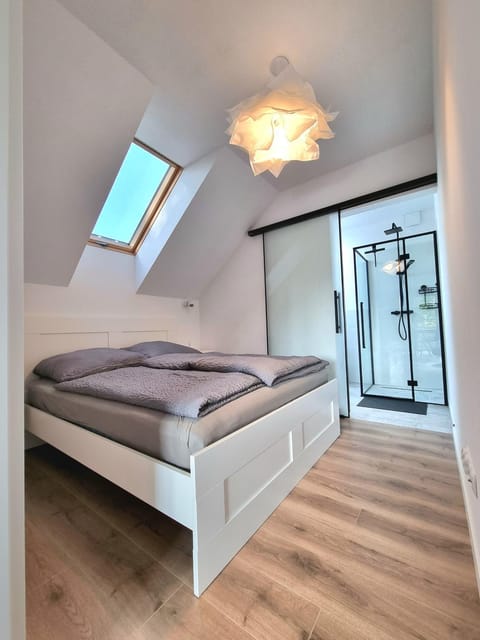 Bed, Bathroom, Photo of the whole room, Bedroom