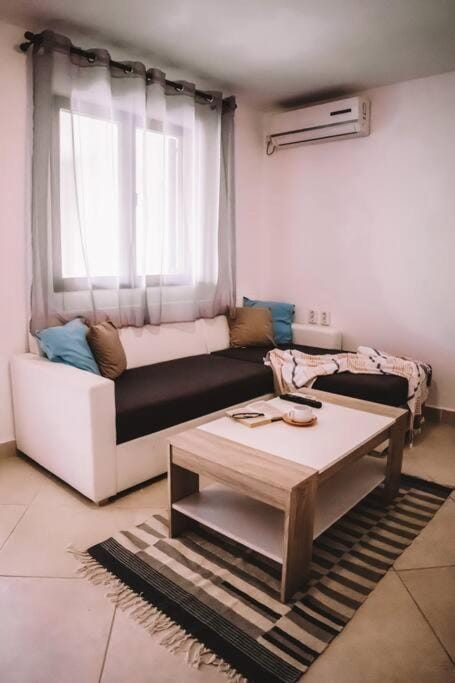 Living room, Seating area, air conditioner