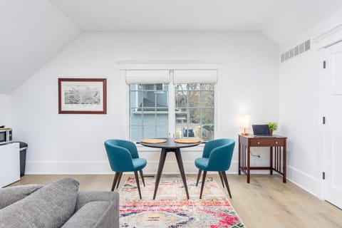 Seating area, Dining area