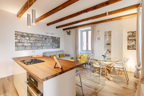 Kitchen or kitchenette, Living room, Seating area, Dining area