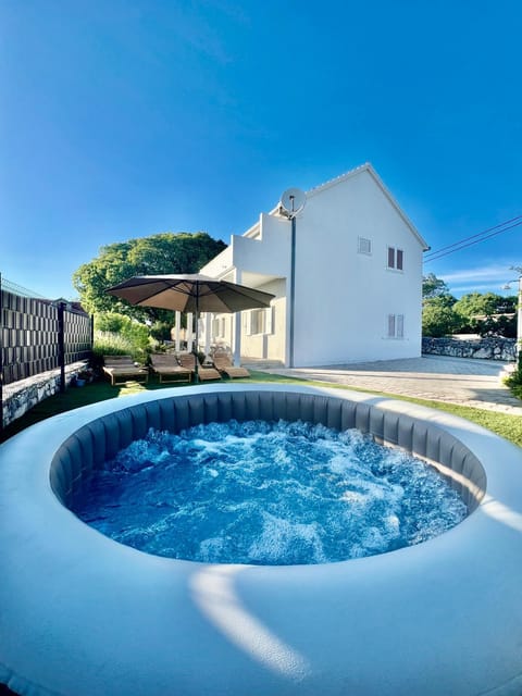 Property building, Hot Tub, Swimming pool