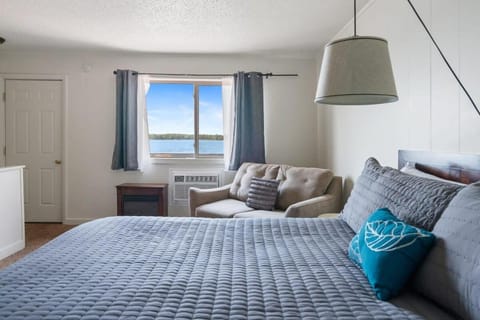 Fife Lake Lodge Multi-Level Lake View King Suite Apartment in Fife Lake