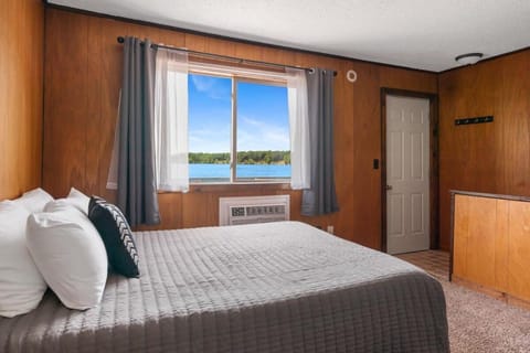 Fife Lake Lodge Multi-level Suite with Lake Views Apartment in Fife Lake