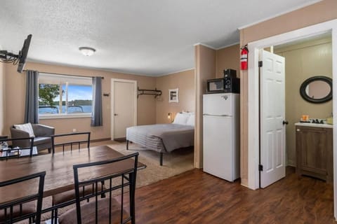 Queen Suite with Scenic Views at Fife Lake Lodge Apartment in Fife Lake