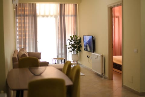 TV and multimedia, Living room, Seating area, Dining area