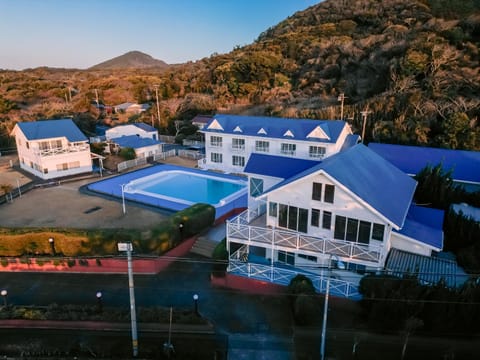 Property building, Day, Bird's eye view, Mountain view, Pool view, Swimming pool