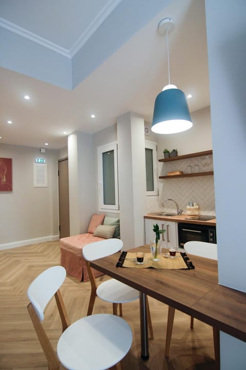 Kitchen or kitchenette, Living room, Seating area, Dining area, stove