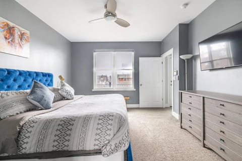 Family-Friendly 4BR Retreat Sleeps 12, Private Yard, Garage, Close to Stadiums, Casino & Downtown House in Pittsburgh