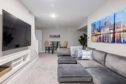 Family-Friendly 4BR Retreat Sleeps 12, Private Yard, Garage, Close to Stadiums, Casino & Downtown House in Pittsburgh