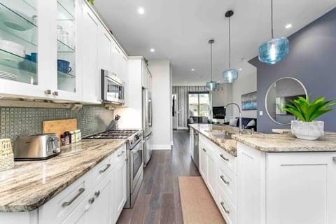 Family-Friendly 4BR Retreat Sleeps 12, Private Yard, Garage, Close to Stadiums, Casino & Downtown House in Pittsburgh