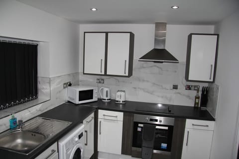 2BDR Apt By Homesy Short Lets & Serviced Accommodation Cardiff With Free WiFi Apartment in Cardiff