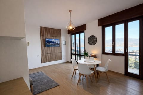 TV and multimedia, Living room, Photo of the whole room, Seating area, Dining area