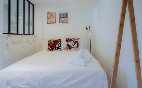 Bed, Photo of the whole room, Decorative detail, Bedroom, towels