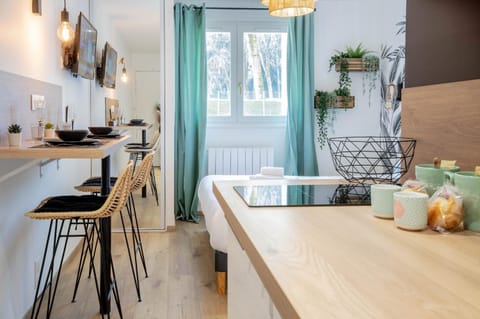 Kitchen or kitchenette, Dining area