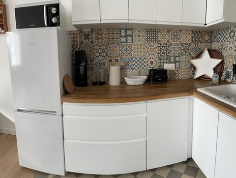 dishwasher, minibar, toaster