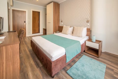 Bed, Photo of the whole room, wardrobe