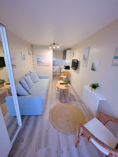 Bed, TV and multimedia, Living room, Seating area