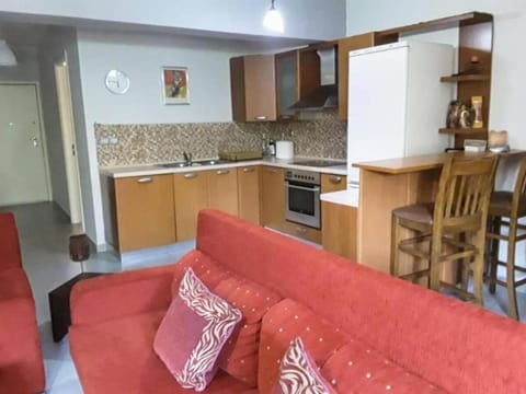 Kitchen or kitchenette, Seating area, minibar, oven, stove