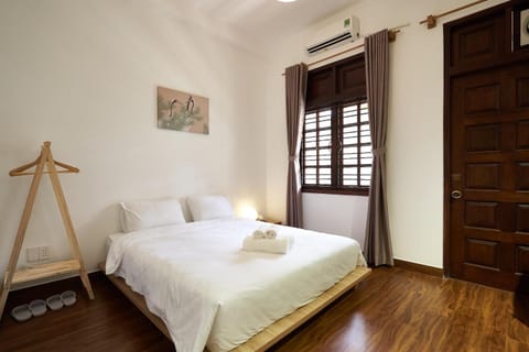 Bed, Bedroom, towels, air conditioner