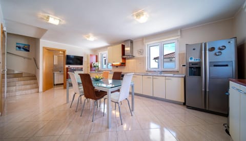Kitchen or kitchenette, Living room, Seating area, Dining area, dishwasher, oven, stove, toaster