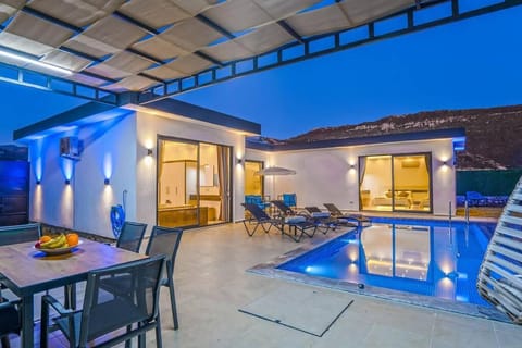 Balcony/Terrace, Dining area, Pool view, Swimming pool, sunbed
