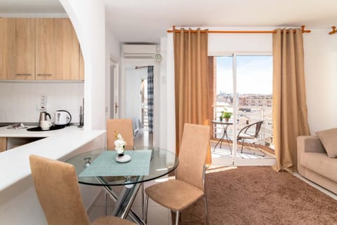 Balcony/Terrace, Kitchen or kitchenette, Living room, Seating area, Dining area