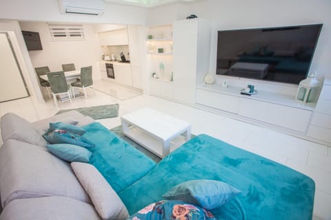 TV and multimedia, Living room, air conditioner