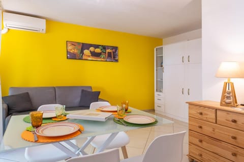 Bed, Living room, Seating area, Dining area, air conditioner