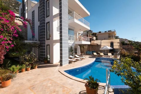 Property building, Patio, Day, Pool view, sunbed
