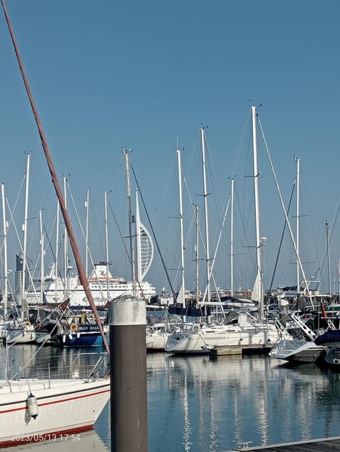 Beautiful Marina Apartment with private garden, flexible bedrooms with zip & link beds Apartment in Gosport