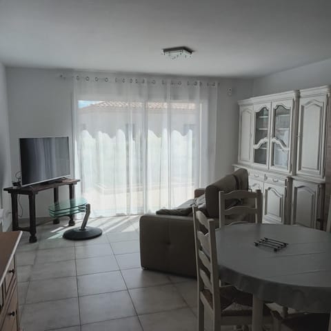 Communal lounge/ TV room, TV and multimedia, Living room, Seating area, Dining area