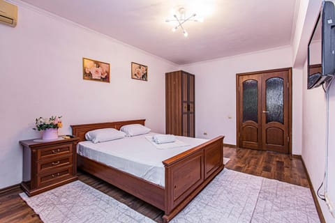 Bed, TV and multimedia, Bedroom, wardrobe