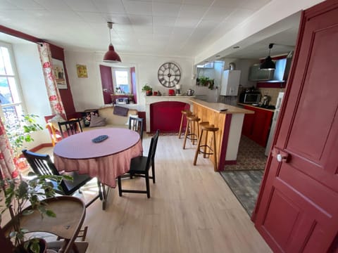 TV and multimedia, Kitchen or kitchenette, Living room, Seating area, Dining area, minibar, oven, pet friendly, stove