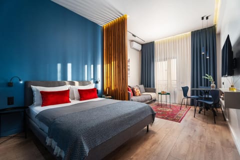 Bed, TV and multimedia, Living room, Photo of the whole room, Seating area
