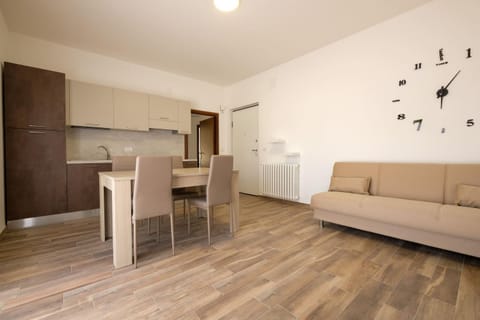 Kitchen or kitchenette, Living room, Seating area, Dining area