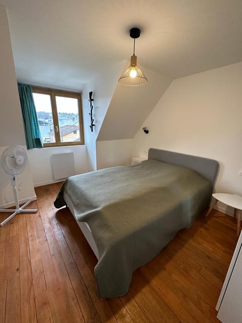 Bed, Photo of the whole room, Bedroom, fireplace