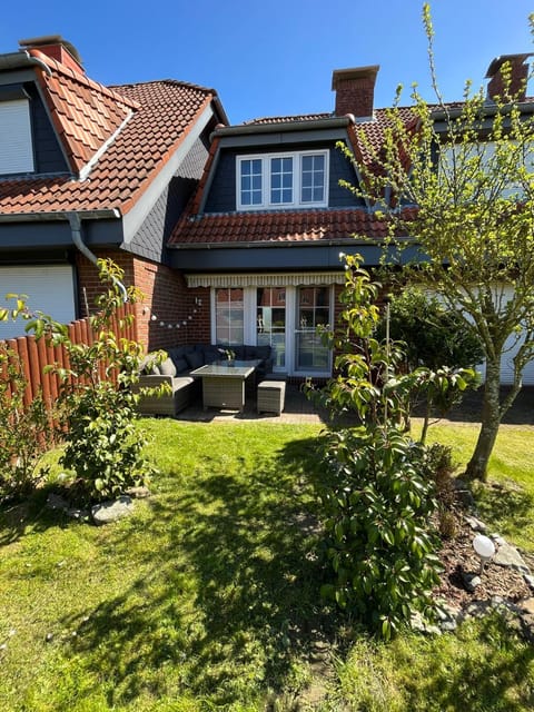 Property building, Garden, Balcony/Terrace