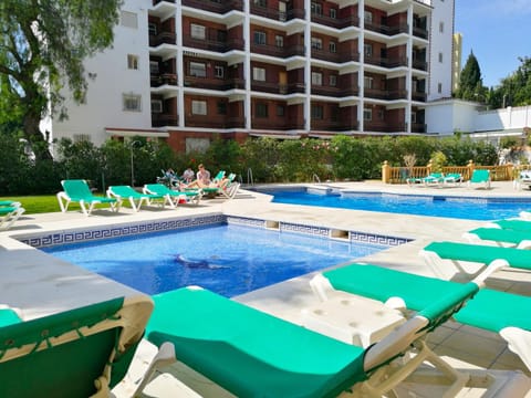 Swimming pool, sunbed